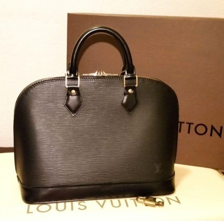 Beautiful handbag that is almost unused