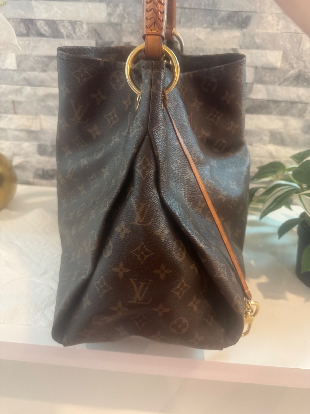louis vuitton big artsy handbag! Perfect for everyday, going out, or travel