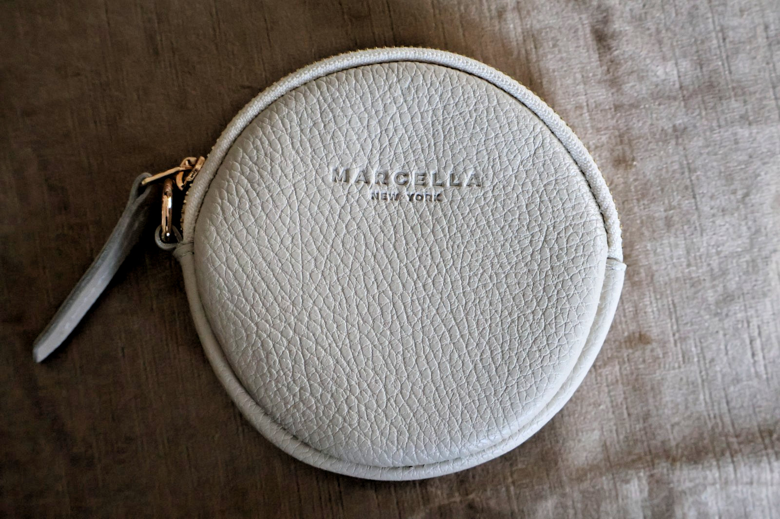 MARCELLA NYC Round Wristlet Beige Zipper 4.5″ x 1″ PURSE No Strap EXCELLENT