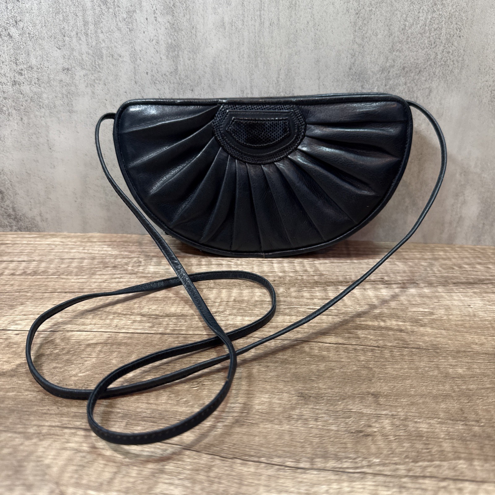 Vintage VENETTO Ami Kahn Dark Navy Half-Circle Pleated Shoulder Bag Clutch USA