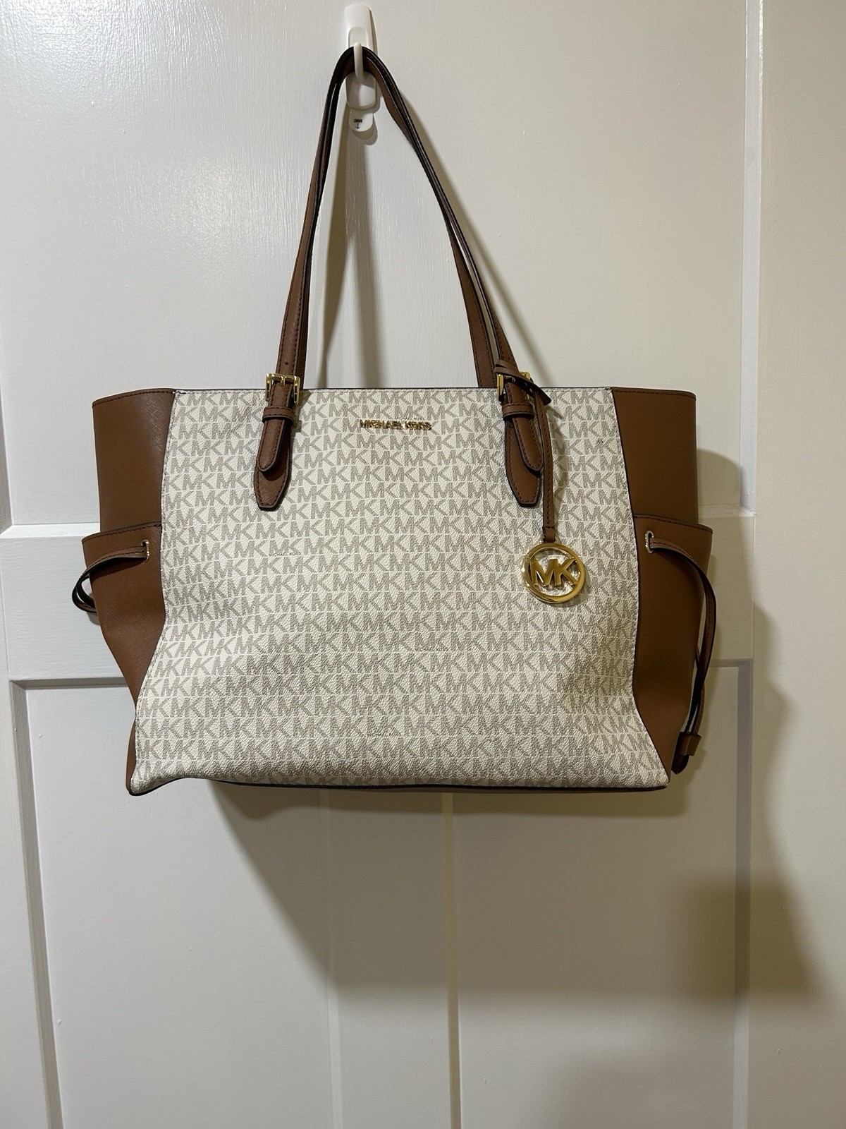 Michael Kors Gilly Large Jet Set Travel Tote MK Signature Handbag – Vanilla