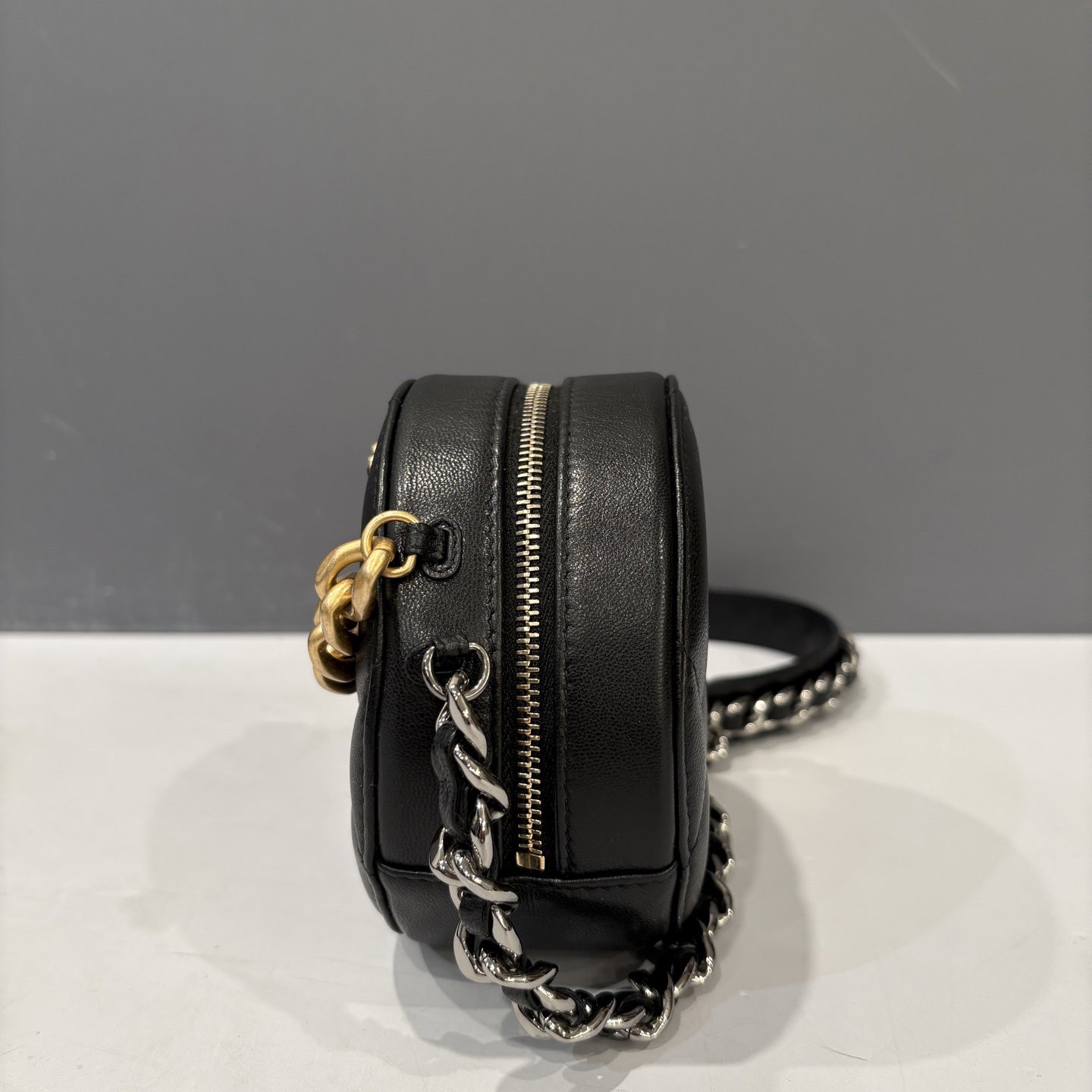Chanel 19 Round Clutch With Chain Black Lambskin (kc033026c0)