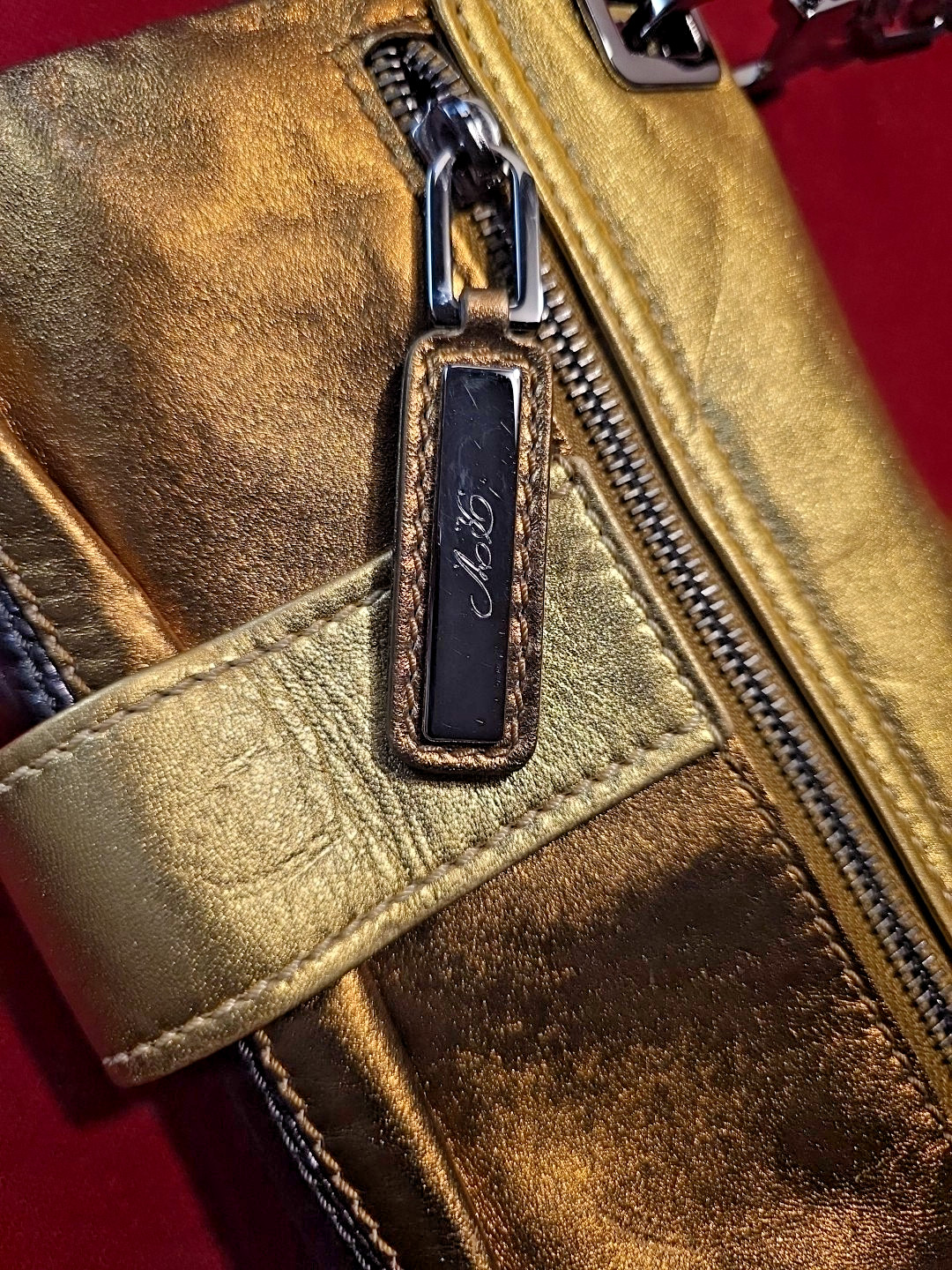 Roger Vivier Gold Leather Shoulder Bag Chrome Chain Italy Gorgeous Sophisticate