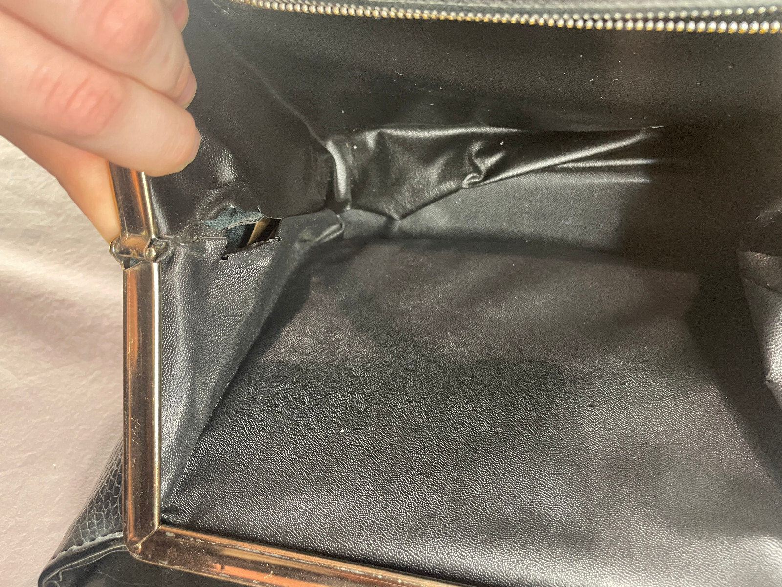 Vintage 1960s – Black Leather Structured Handbag Mod Pull Hinge – Spacious Bag