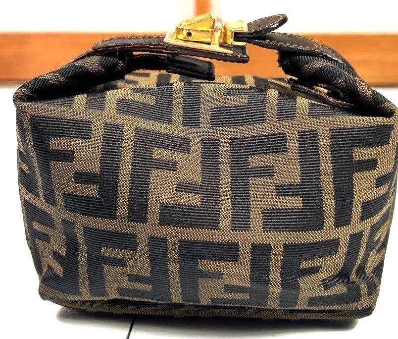 FENDI Zucca Vanity Pouch Bag Brown Canvas Gold Cosmetic Case Auth 10x15x10.5cm