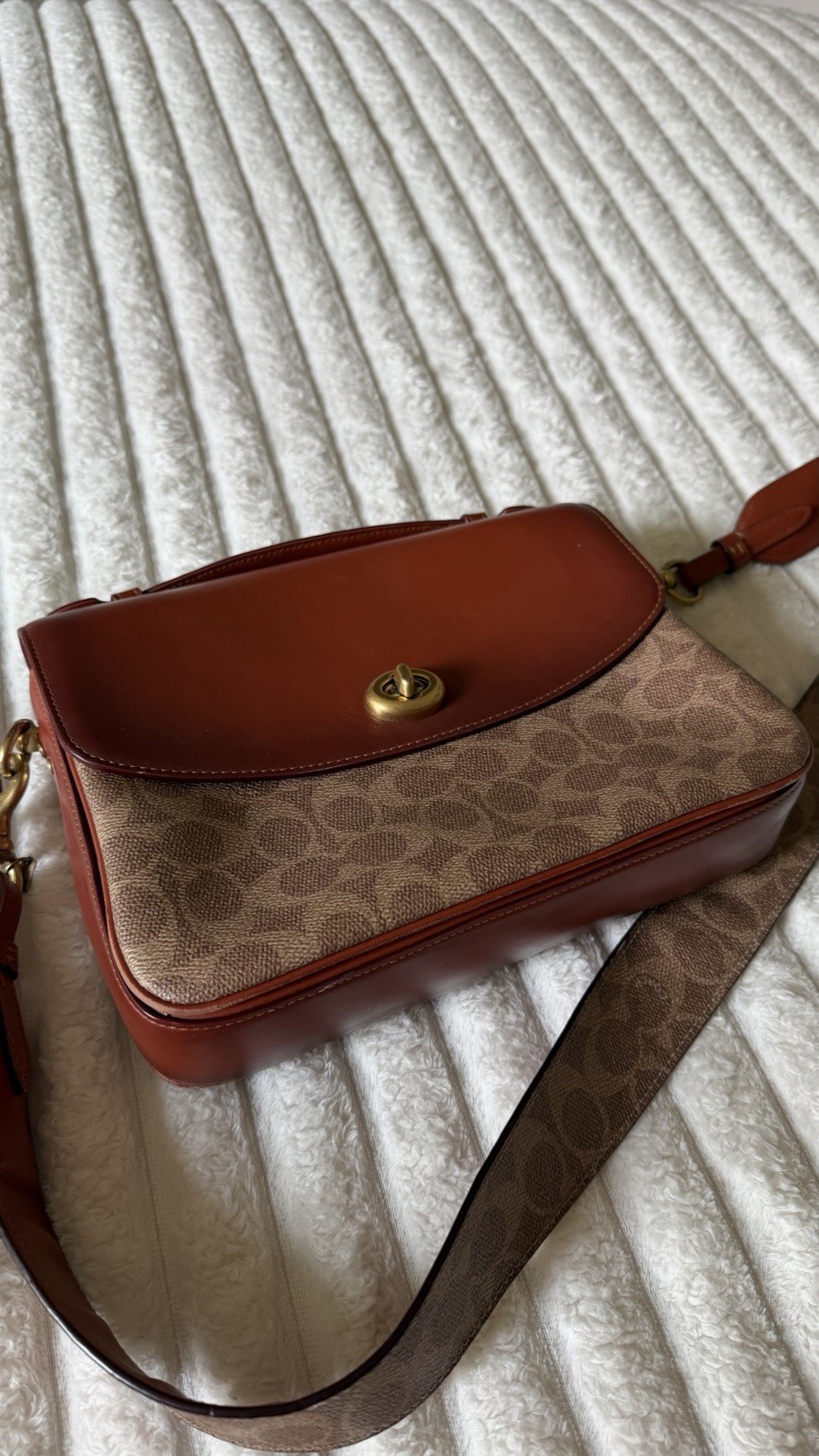 Coach Signature Logo Brown/Tan Turnlock Shoulder Bag Coin Purse and Card Holder