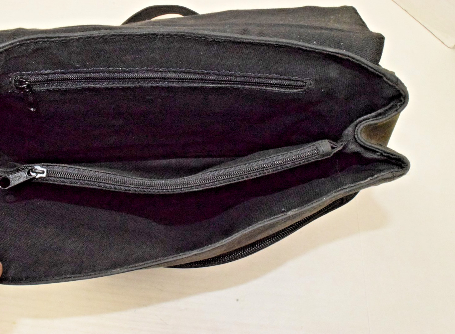 Boss Bag Crossbody Front Flap Messenger Smooth Heavy Black Leather 10.5 x 10.5In