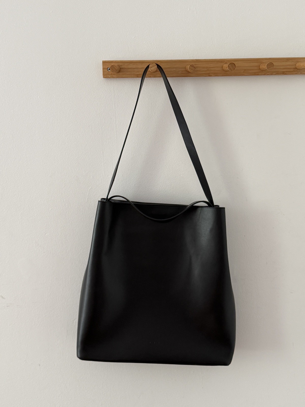Aesther Ekme Women’s Black Leather Flat Shoulder Strap Sac Hobo Bag