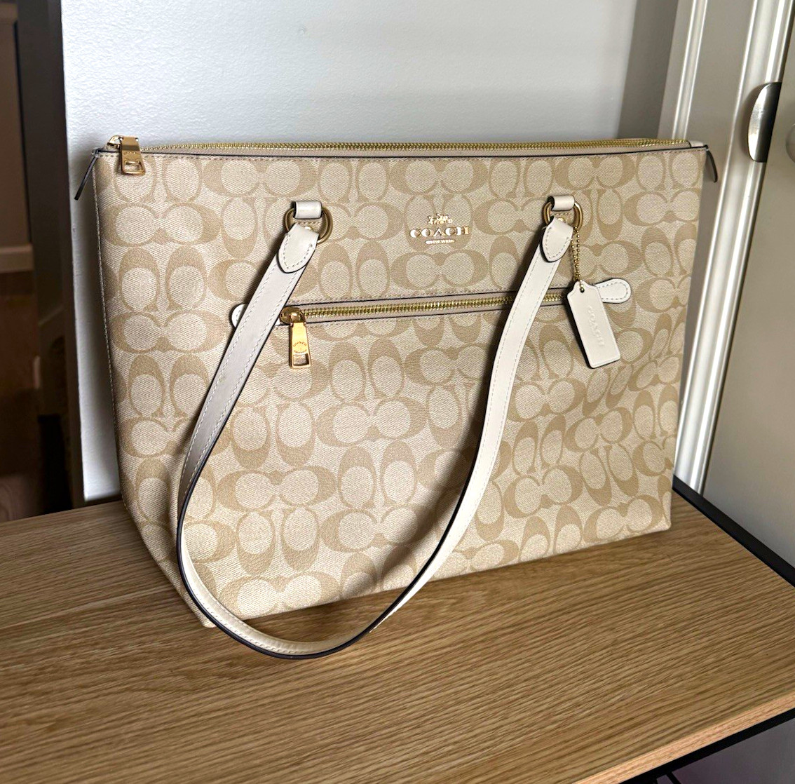 Coach Signature Logo Tote Bag Beige White Straps Zip Lined Pockets Hang Tag