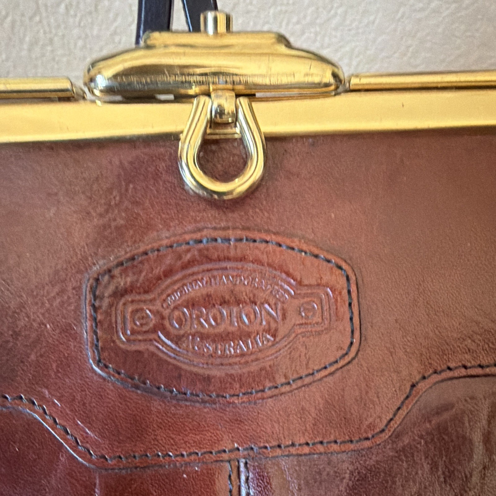 Oroton Brown Crossbody Bag Kiss-Lock Clasp w/ Gold Hardware, Bag Charm & Pockets