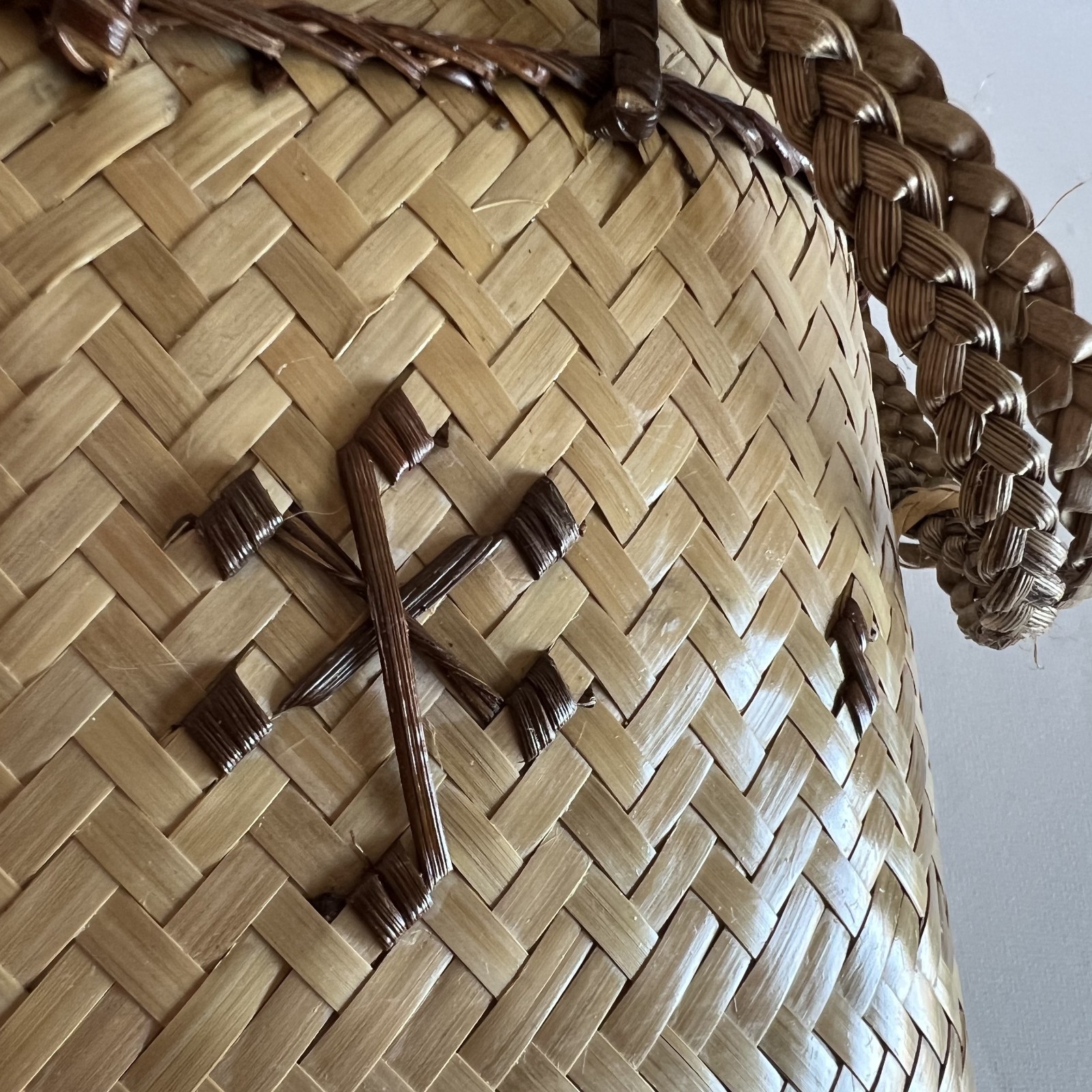 Vintage Hand Woven Straw Basket Handbag Shoulder Bag Folk Art Boho Purse Lid