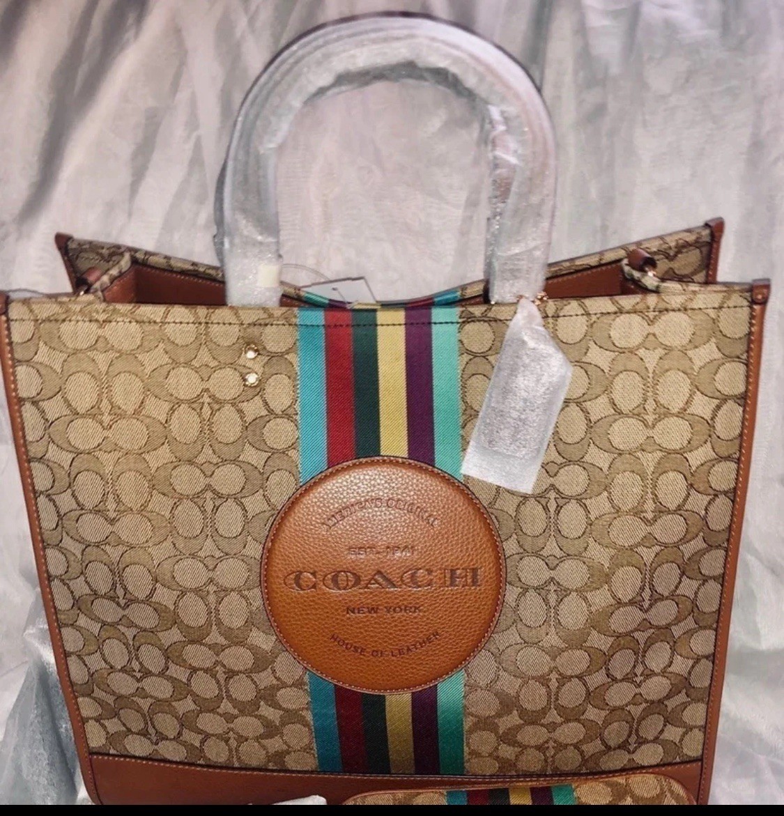COACH DEMPSEY 40 IN TOTE KHAKI/BROWN/REDWOOD EX-LRG + LOGO CHARM BNWT